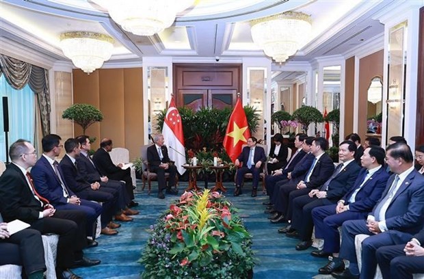 Prime Minister Pham Minh Chinh (R) and Teo Chee Hean, Singaporean Senior Minister & Coordinating Minister for National Security at the meeting. Photo: VNA
