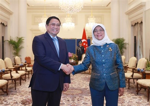 PM Pham Minh Chinh (L) and Singaporean President Halimah Jacob. Photo: VNA
