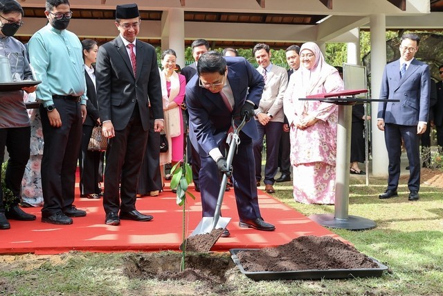 PM Chinh Meets Vietnamese Community, Visits Universiti Brunei Darussalam