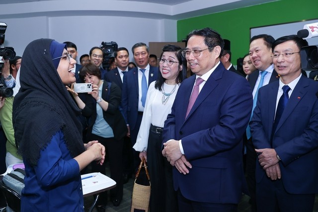 PM Chinh Meets Vietnamese Community, Visits Universiti Brunei Darussalam