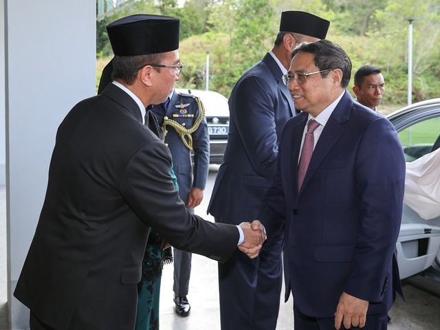 PM Chinh Meets Vietnamese Community, Visits Universiti Brunei Darussalam