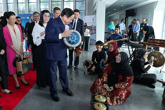 PM Chinh Meets Vietnamese Community, Visits Universiti Brunei Darussalam