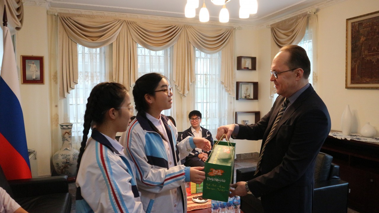Ambassador Meets Russian-taught Pupils in Vietnamese Specialized Schools