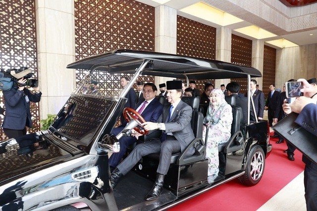 Sultan of Brunei Hassanal Bolkiah drove Prime Minister Pham Minh Chinh and his wife to visit the Royal Palace and attended the reception. Photo: VGP