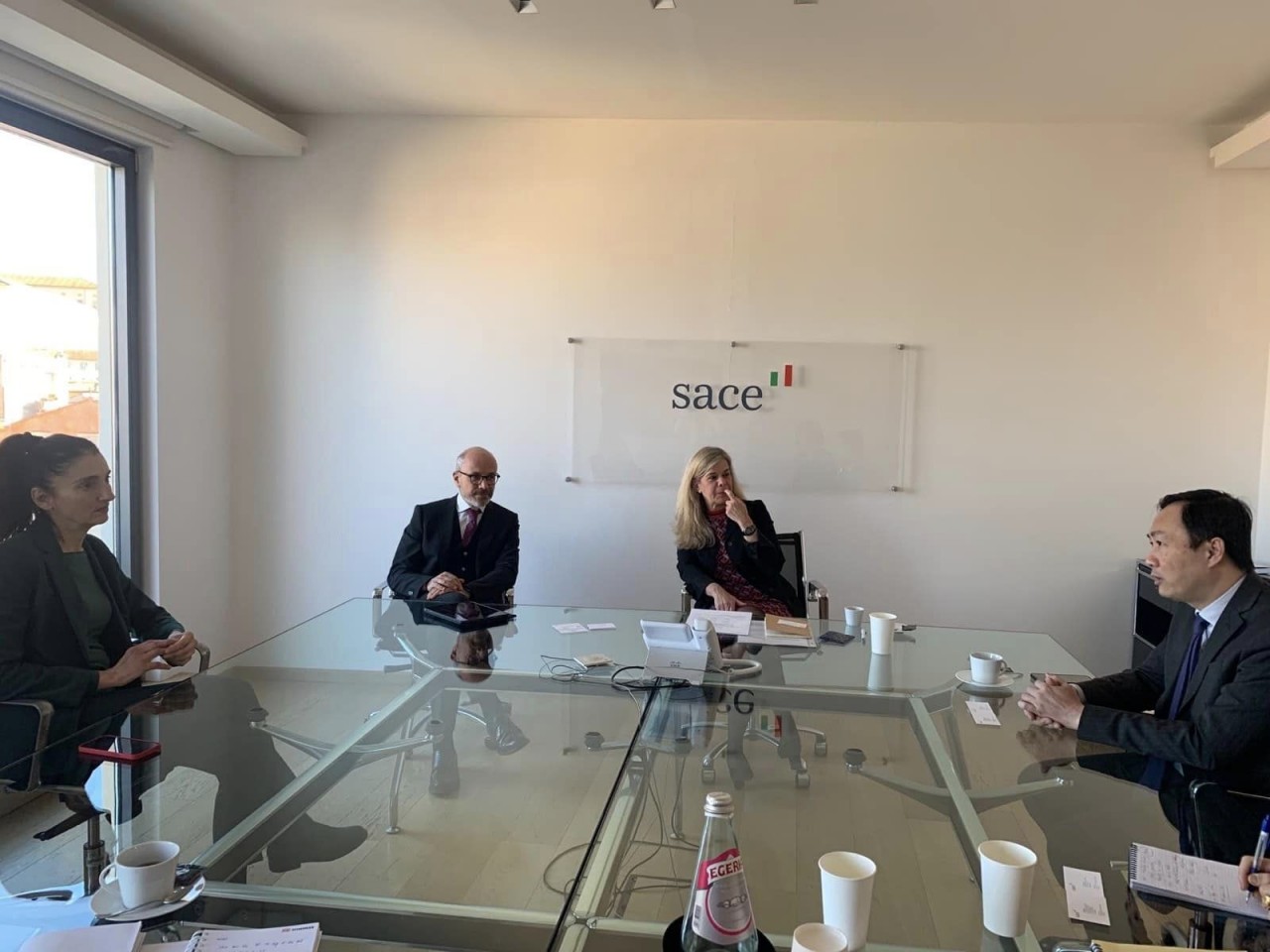 At the meeting with credit and insurance group SACE. Photo: Vietnam's embassy in Italy