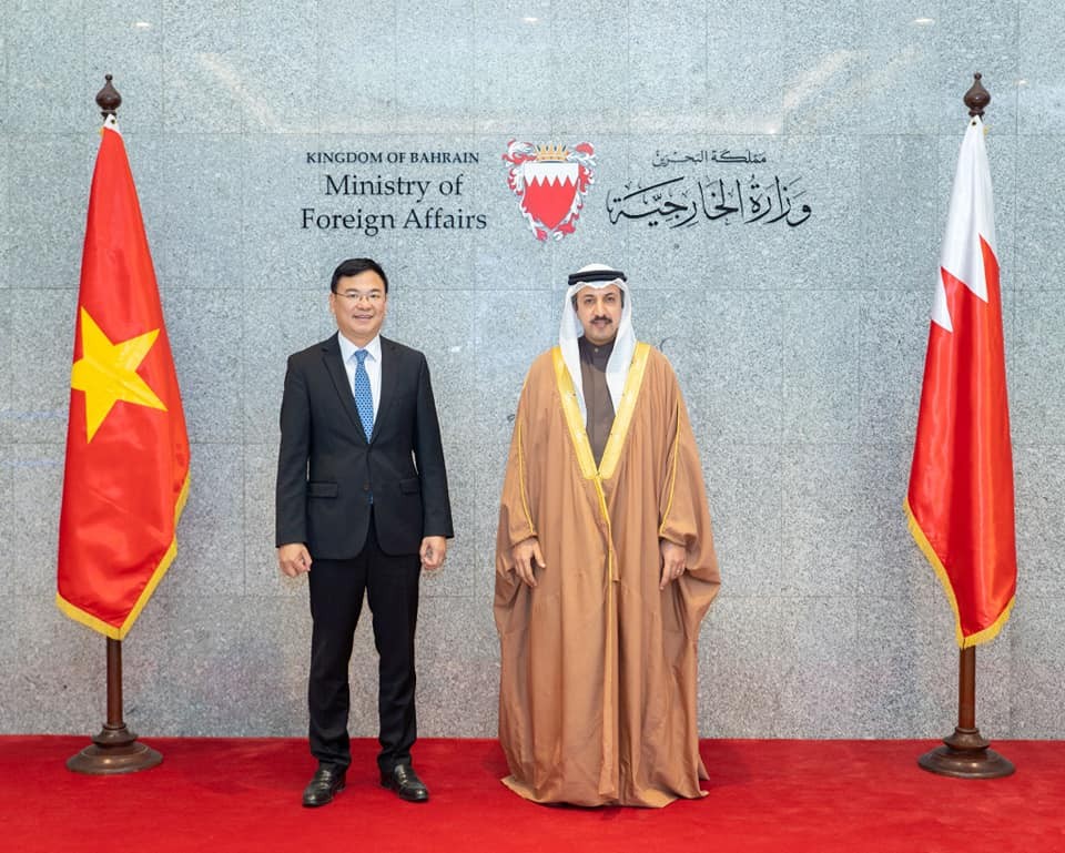Deputy Foreign Minister Pham Quang Hieu and Undersecretary for Political Affairs at the Bahrain Foreign Ministry Abdulla bin Ahmed Al Khalifa. Source: TG&VN