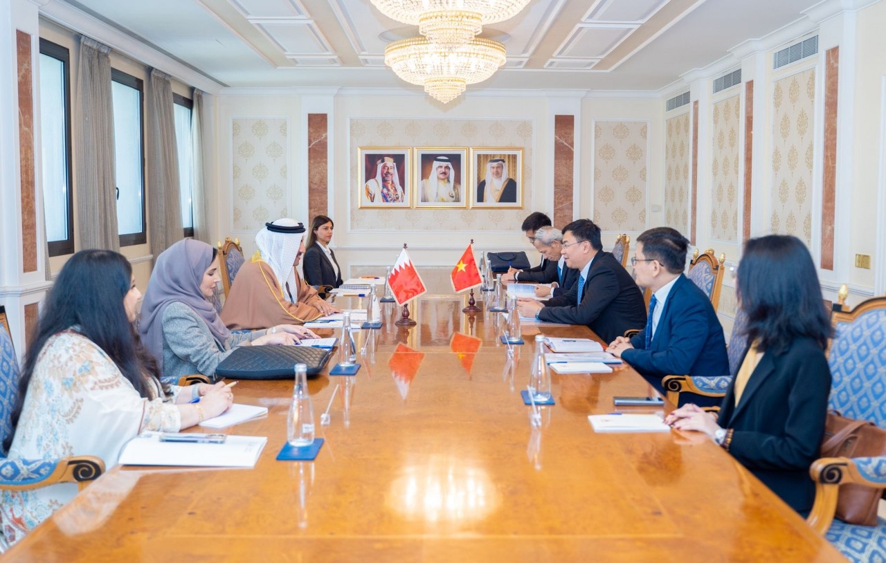 Deputy Foreign Minister Pham Quang Hieu and Undersecretary for Political Affairs at the Bahrain Foreign Ministry Abdulla bin Ahmed Al Khalifa. Source: TG&VN