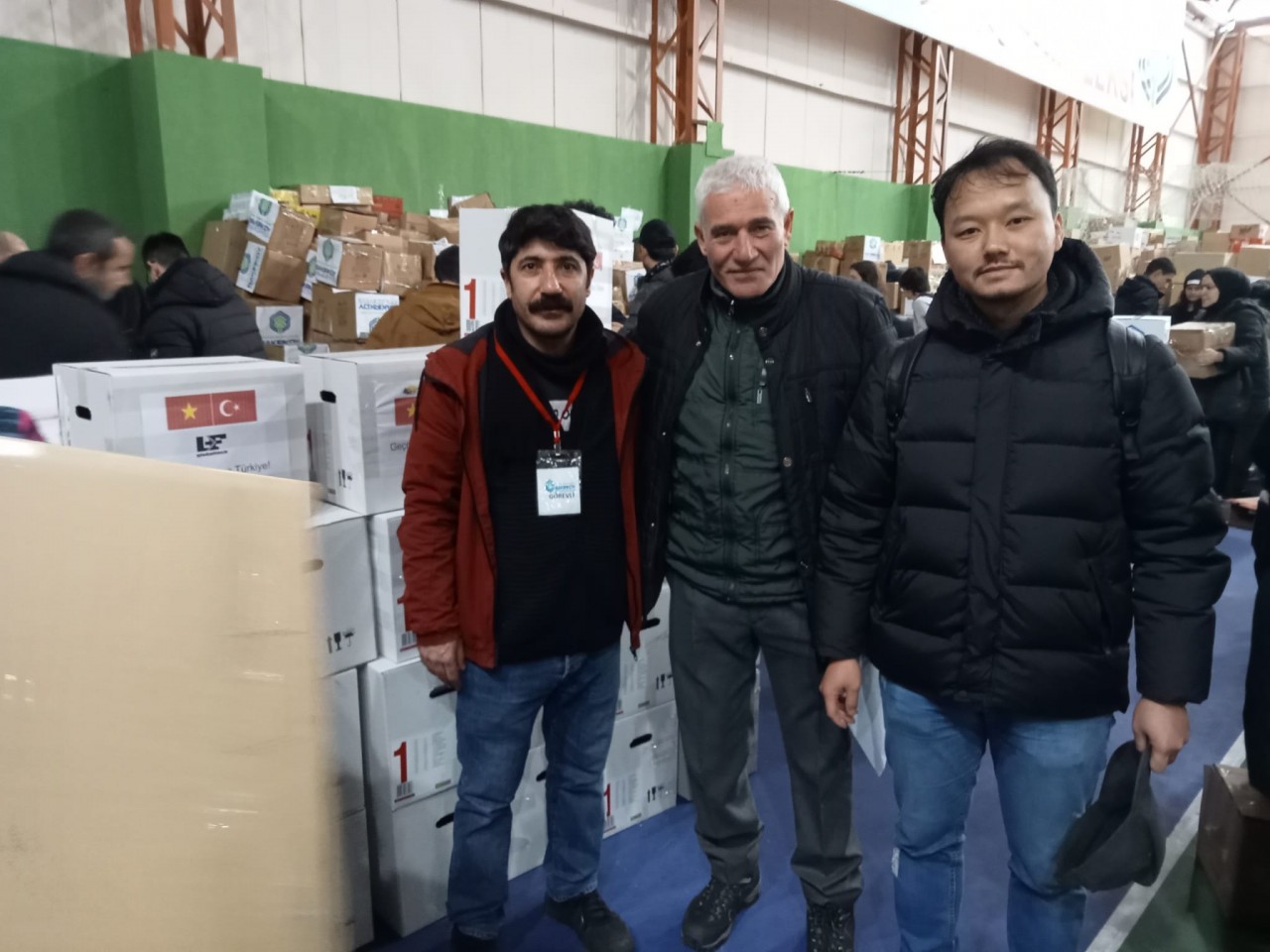 The Vietnamese Community in Turkey and Vietnam businesses give relief goods to the Bakırköy district government - Istanbul