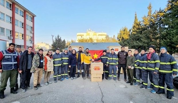 The Vietnamese delegation presents medical equipment to Turkey. Photo: VNA