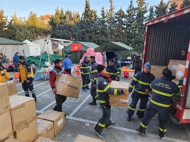 The Vietnamese delegation coordinates with AFAD to allocate medical equipment and supplies to recipients. Photo: VNA
