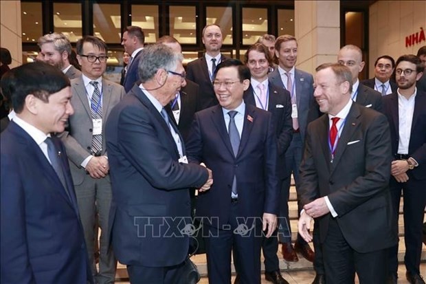 Chairman of the National Assembly Vuong Dinh Hue (centre) has a working session with a delegation of the EU-ASEAN Business Council (EU-ABC) and the European Chamber of Commerce in Vietnam (EuroCham) in Hanoi on February 14. Photo: VNA