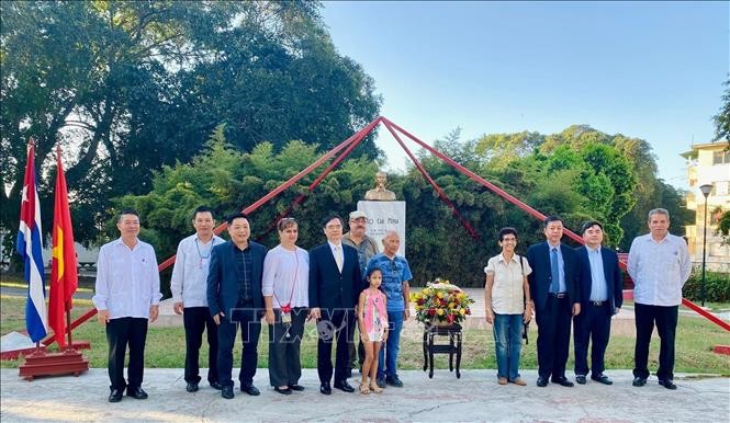  Flowers offered at Monument of President Ho Chi Minh in Havana. Photo: VNA