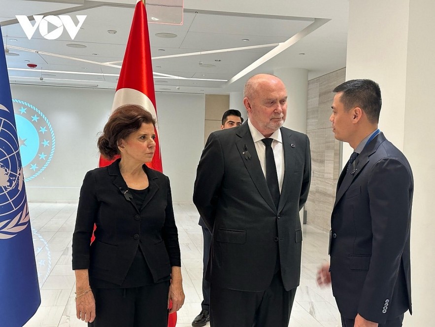 Vietnamese Ambassador Dang Hoang Giang (R) exchanges views with Turkish Ambassador Feridun Sinirlioglu at the UN headquarters in New York.