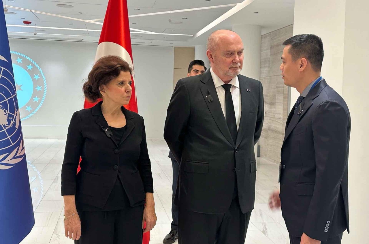 Ambassador Dang Hoang Giang (R) offers condolences to leaders of the Permanent Mission of Turkey to the UN at the commemoration on February 15. Photo: VNA