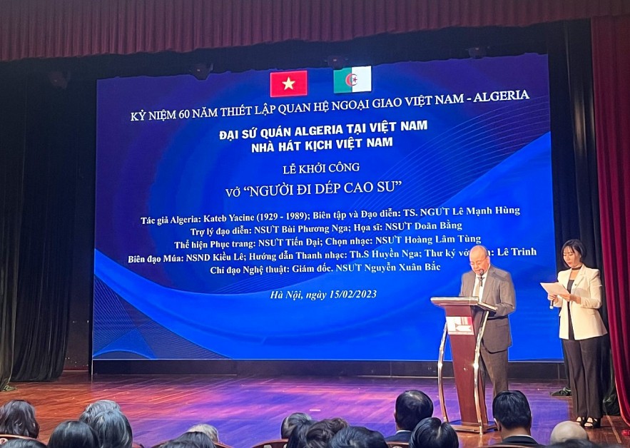 Algerian Playwright’s Work on President Ho Chi Minh Staged in Vietnam Algerian Playwright’s Work on President Ho Chi Minh Staged in Vietnam