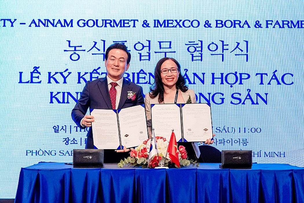 The administration of Nonsan City (Republic of Korea) and three businesses from Ho Chi Minh City sign a memorandum of co-operation on the import and export of agricultural products on February 17. (Photo: Congthuong.vn)