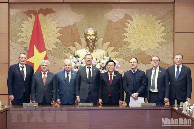 NA Chairman Vuong Dinh Hue  (the fourth from the right) takes a photo with Russian delegates at the reception. Photo: VNA
