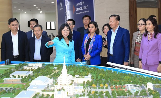 The Lao delegation at VinUni. Photo: hanoimoi.com.vn