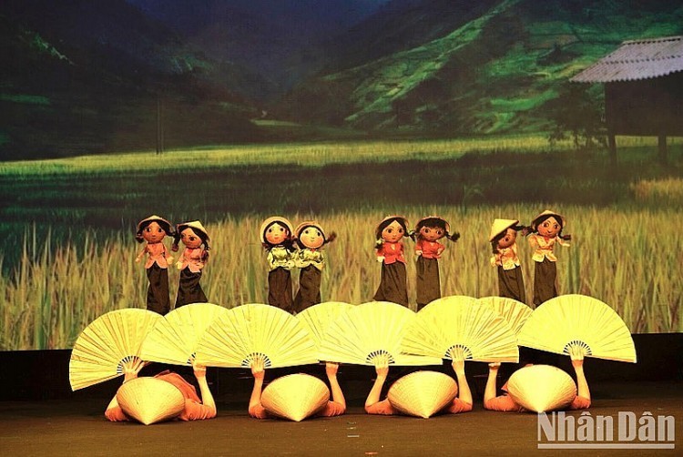 The puppet show introduced the unique features of the Vietnamese stage. Photo: Minh Giang