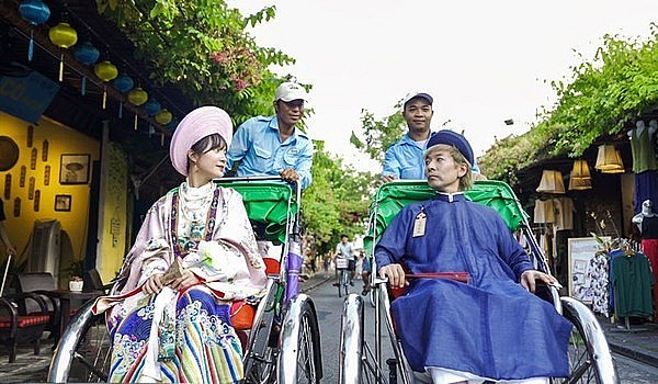 Joseph Kwon (R) and singer Hyee Pham in MV “Butterfly flakes” (Photo: nhandan.vn)