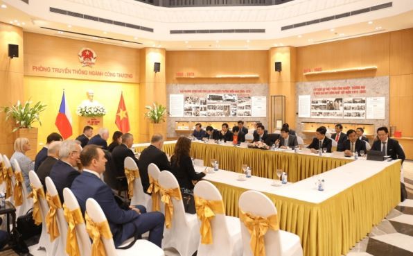 At the meeting. Photo: Ministry of Industry and Trade