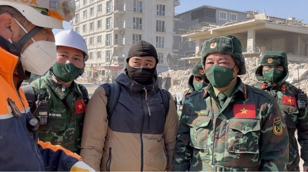 Luu Thai Hung (third from left) and other members of the VPA team at a site in Hatay province of Turkey. Photo: VNA