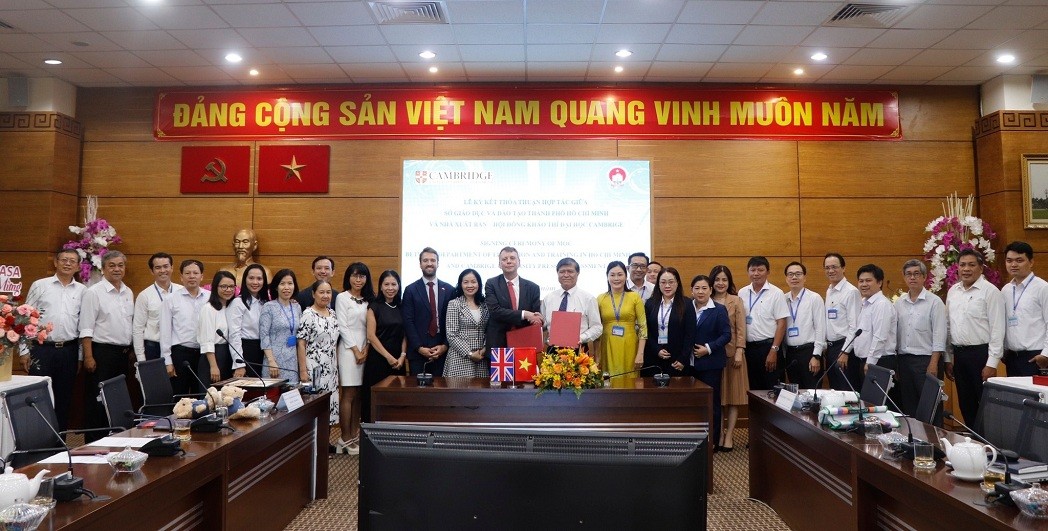At the signing ceremony. Source: British Embassy in Vietnam