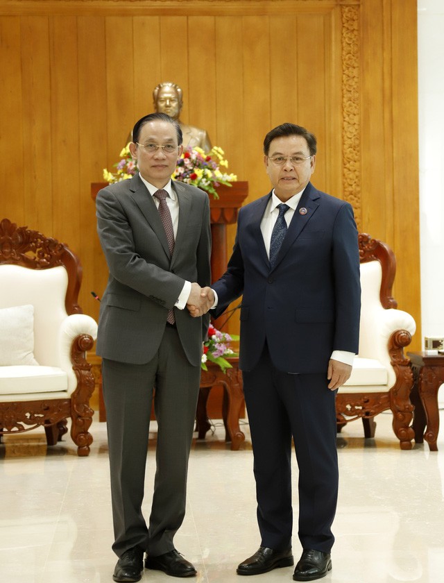 National Assembly Chairman Saysomphone Phomvihane shakes hands with Le Hoai Trung, Chairman of its Commission for External Relations. Photo: VNA