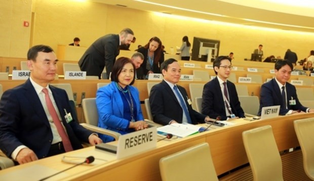Deputy PM Meets Foreign Officials, Vietnamese Expats in Switzerland