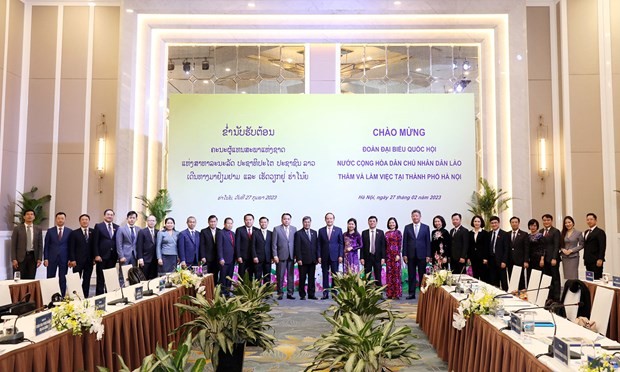 Hanoi and Lao officials pose for a group photo at the meeting. Photo: hanoimoi.com.vn