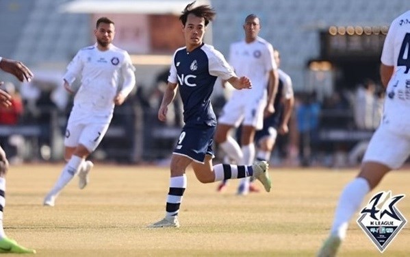 Van Toan at the Seoul E-Land-Cheongju match on March 1. Photo: VNA