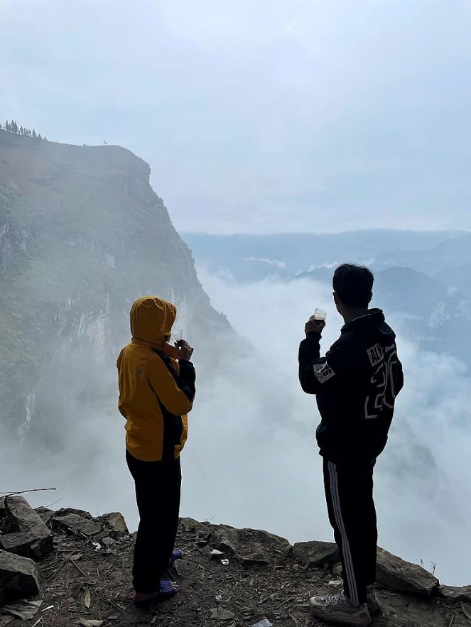 Admiring Real-life Planetarium on Ma Pi Leng Pass