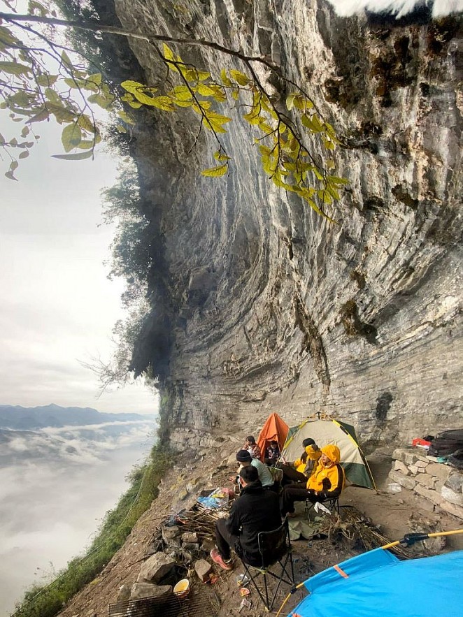 Admiring Real-life Planetarium on Ma Pi Leng Pass