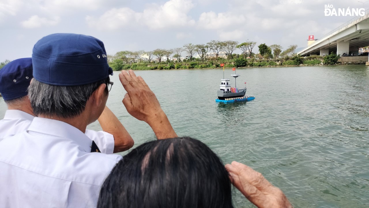 The veterans and the fallen soldiers’ families offered incense and then released rafts with flowers on Han River in memory of the soldiers.