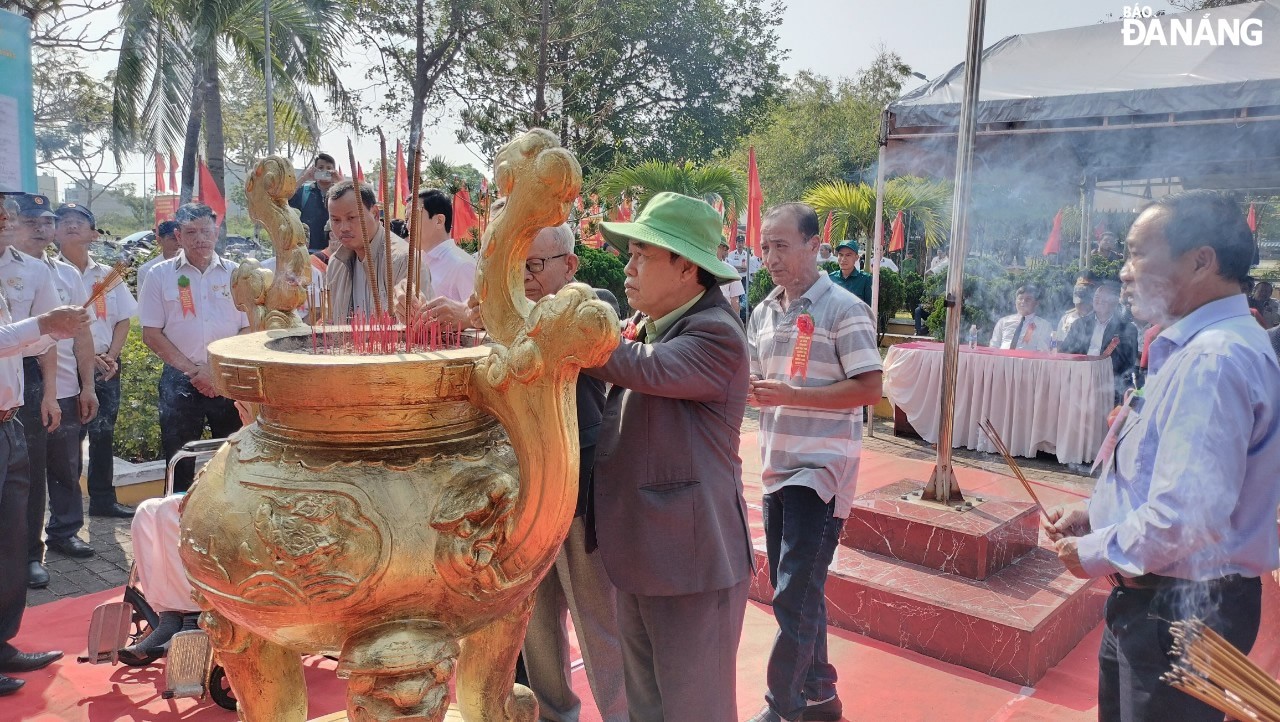 The ceremony is held annually to commemorate the 64 fallen soldiers who died defending Gac Ma Reef in the Spratly archipelago on March 14, 1988. Photo: Da Nang newspaper