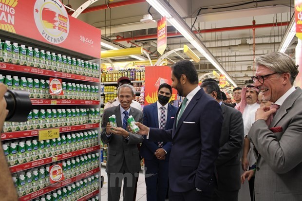 Vietnamese Ambassador to Saudi Arabia Dang Xuan Dung (first on the left) introduces Vietnamese products at Lulu Supermarket in the Middle East country. Photo: VNA