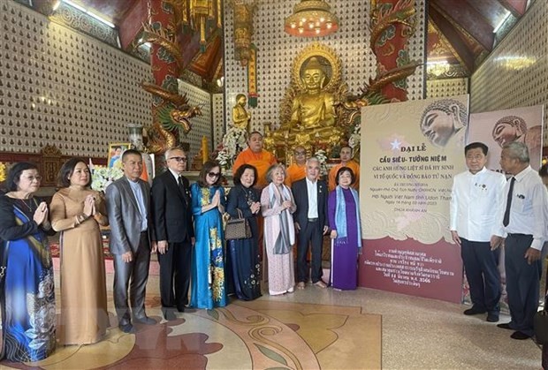 Oversea Vietnamese in Thailand join a requiem to commemorate the 64 naval officers and soldiers who laid down their lives while defending Gac Ma Reef in Vietnam's Truong Sa in 1988. Photo: VNA