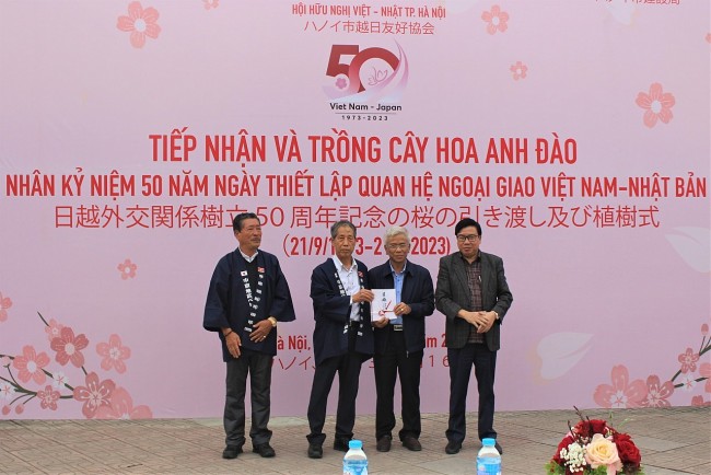 Japan-Vietnam Friendship Association in Japan’s Chukyo Gifts Hanoi Cherry Blossom Trees
