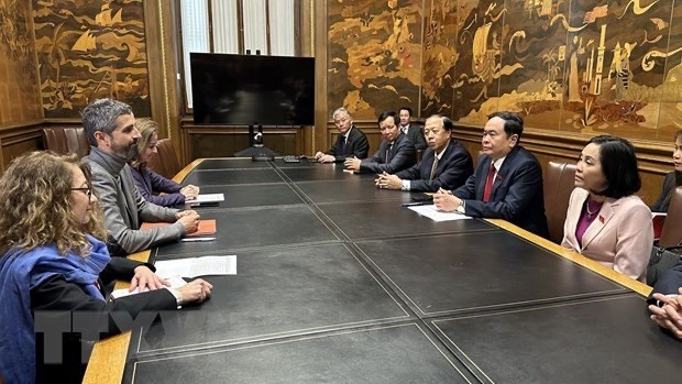 Meeting between Permanent Vice Chairman of the National Assembly Tran Thanh Man and General Secretary of Metropolis Felip Roca Blasco. Photo: VNA