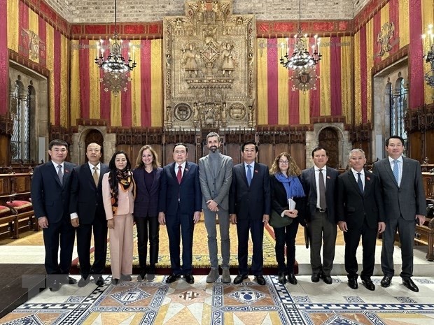 Permanent Vice Chairman of the National Assembly  Tran Thanh Man (fifth from left) posing for a photo with Barcelona's leading officials. Photo: VNA