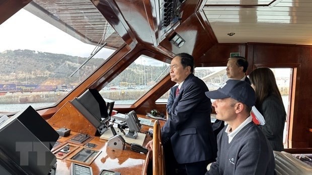NA Permanent Vice Chairman Tran Thanh Man visits Port of Barcelona. Photo: VNA