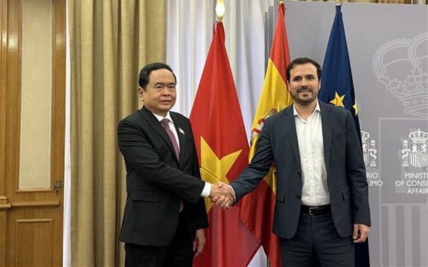 NA Vice Chairman Man and Spanish Minister of Consumer Affairs Alberto Garzon at a meeting on March 16. Photo: VNA