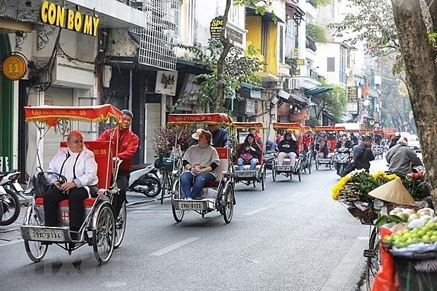 Foreign tourists visit Hanoi's Old Quarter. (Photo: VNA)