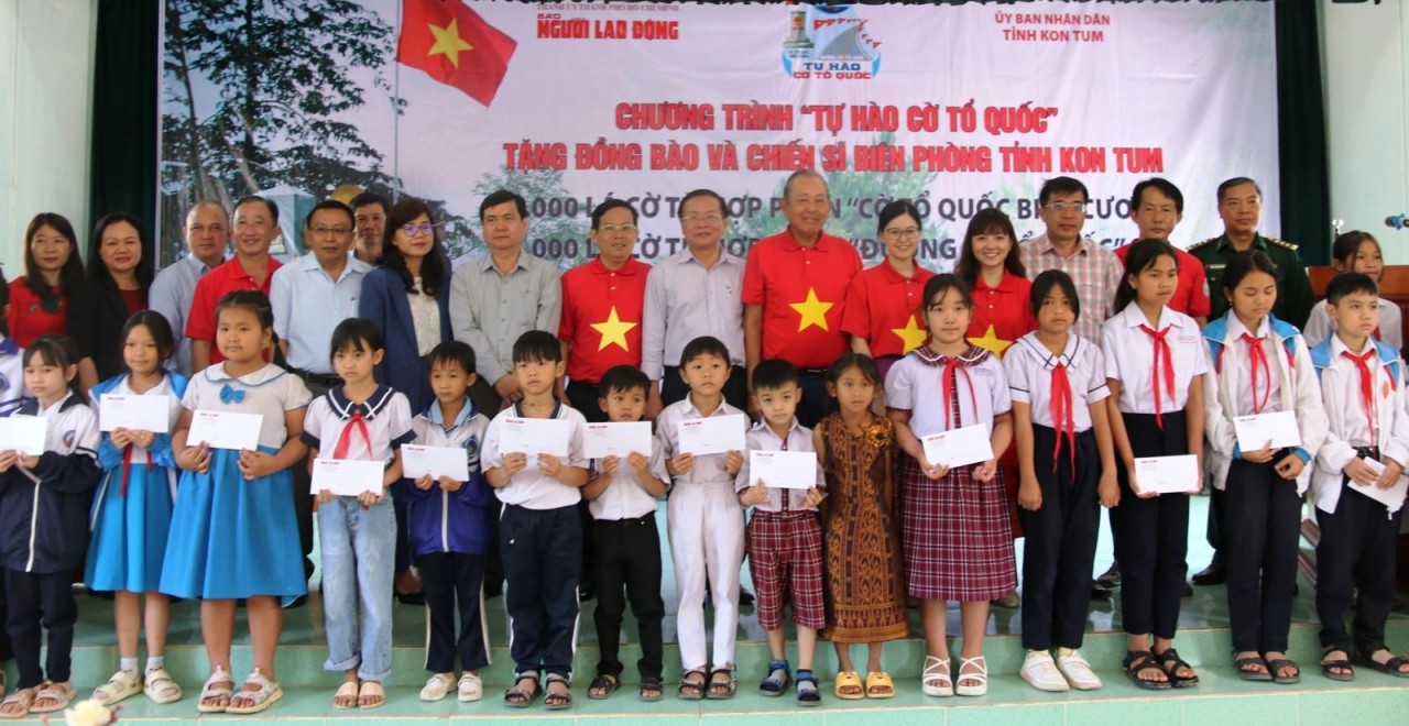 Kon Tum: 5,000 Flags, 100 Gits Presented to People in Border Areas