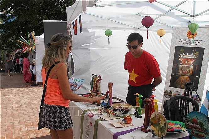 ASEAN Fair in Argentina Kicks Off With Vietnamese Customs