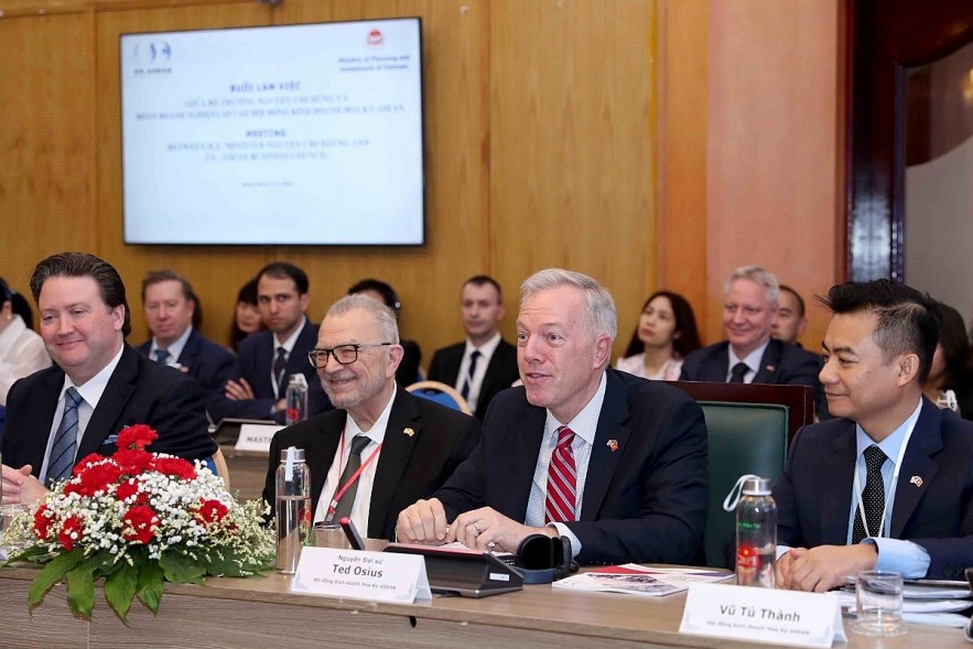 Representatives of the US - ASEAN Business Council and US firms at a working session with the Ministry of Planning and Investment.