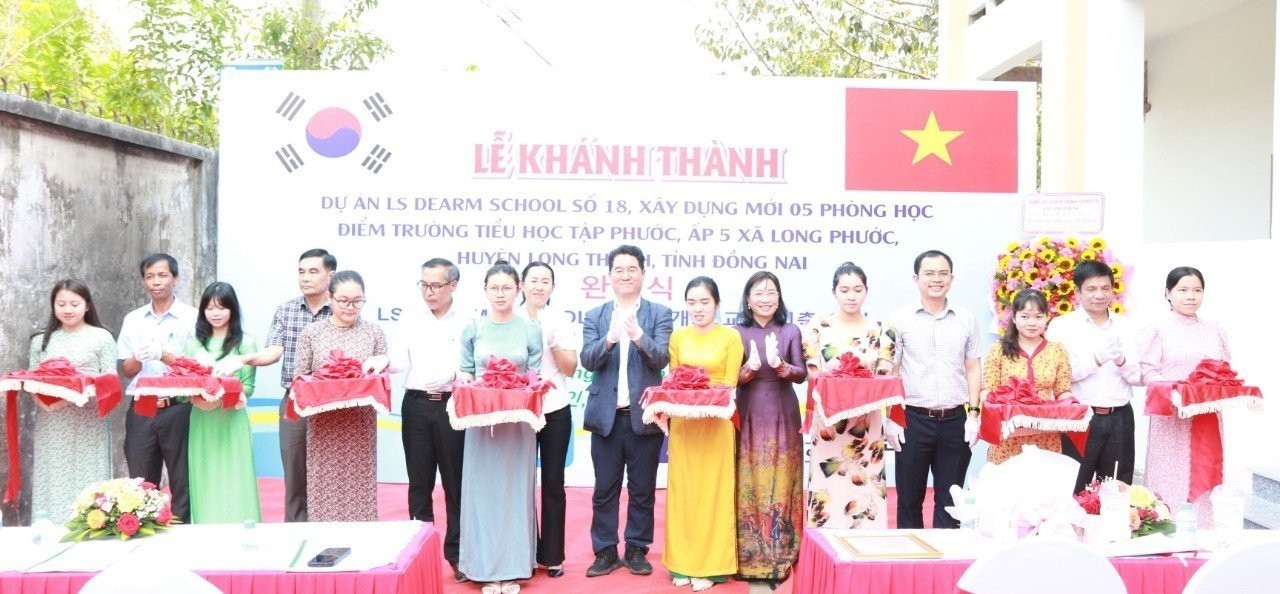 Korean COPION Organization Presents School Projects to Dong Nai Province