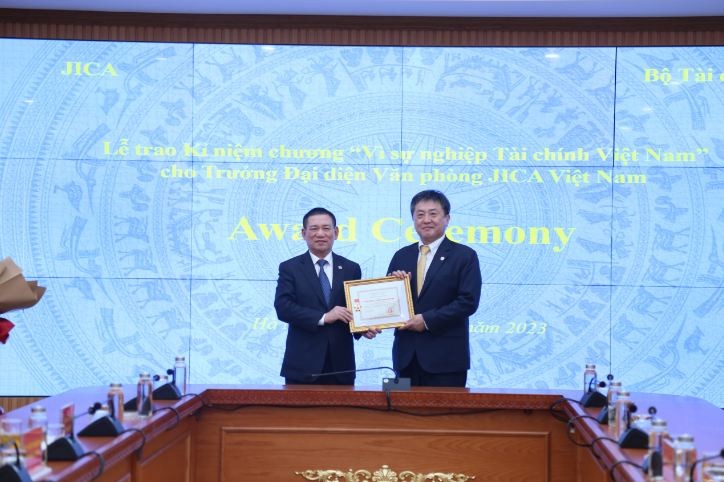JICA Chief Representative Honoured with Insignias for His Contributions in Vietnam
