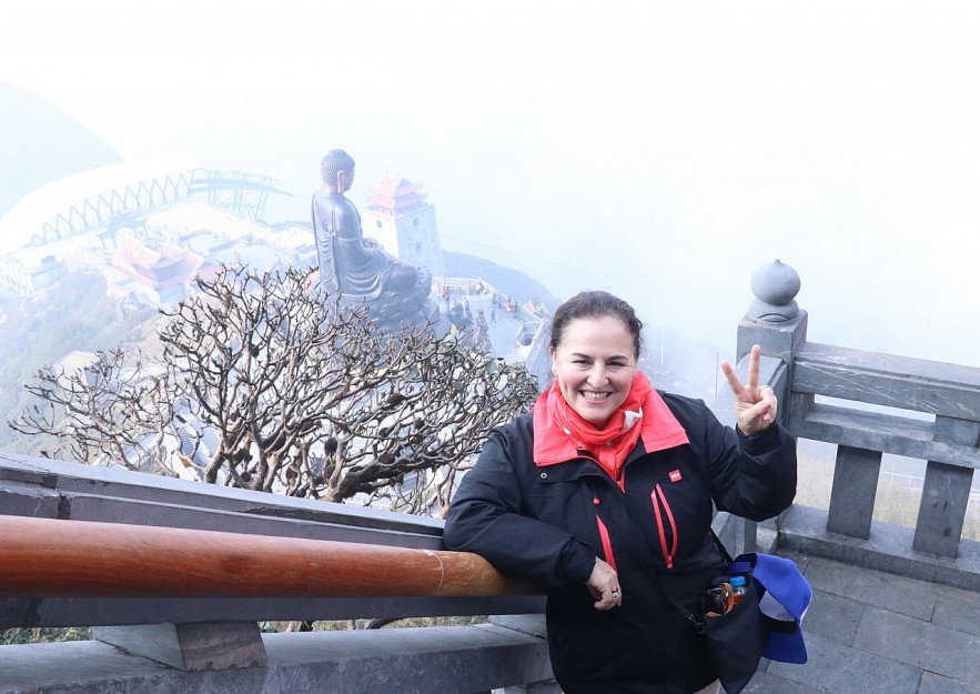 [Photo] International Friends Enjoy Visiting Fansipan
