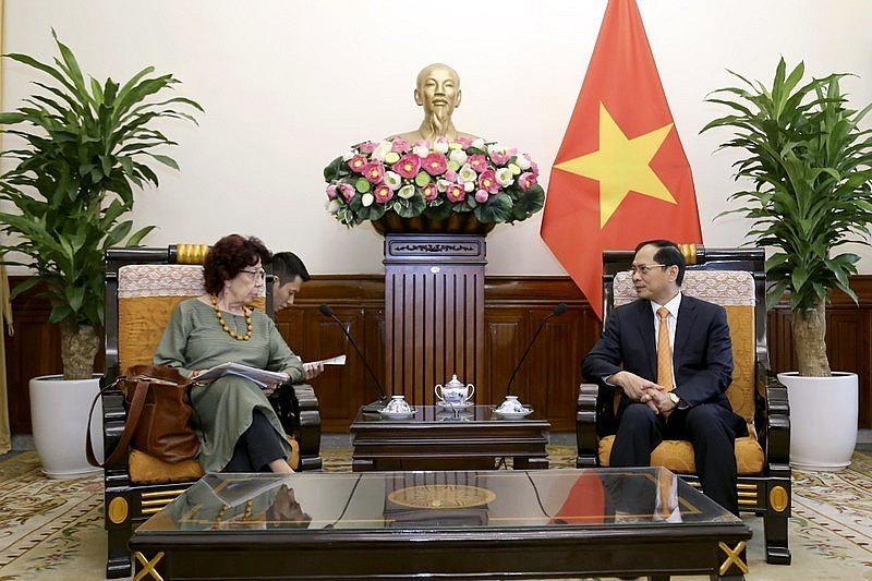 Speaking at the meeting, Minister Son emphasised that Vietnam always attaches importance to and hopes to foster its time-honoured friendship and fine cooperation with Mexico. The two ministries should speed up delegation exchanges; maintain close cooperation, coordination and support for each other at international ordinations and multilateral forums that both are members to, Minister Son said. For her part, Undersecretary of Foreign Affairs of Mexico Carmen Moreno Toscano underscored that Vietnam is one of Mexico's important political and economic partners in Asia, particularly as both countries are members of the APEC, and the Comprehensive and Progressive Agreement for Trans-Pacific Partnership (CPTPP). On the same day, Vietnamese Deputy Minister of Foreign Affairs Do Hung Viet and the Mexican official co-chaired the seventh political consultation to share information on each country’s situation, agree on measures to strengthen the bilateral relations in the coming time, and exchange views on regional and international issues of mutual concern. The two sides agreed to continue stepping up bilateral cooperation, especially in economics and trade; bringing into full play advantages of the CPTPP; and perfecting a legal corridor to increase the effectiveness of collaboration activities. After the session, the two sides signed a memorandum of understanding on collaboration in diplomatic training between the two ministries. Within the framework of her visit, Carmen Moreno Toscano also paid tribute to President Ho Chi Minh at his mausoleum, and worked with the Vietnam-Mexico Friendship Parliamentarians’ Group.